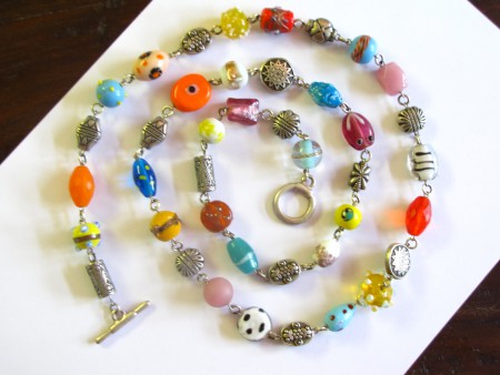 Lange gekleurde gekettelde ketting